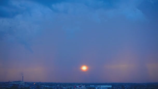 Gewitter bei Sonnenuntergang — Stockvideo