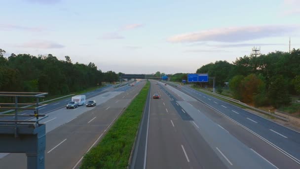 Autobahn de cuatro vías cerca del aeropuerto de Frankfurt — Vídeos de Stock