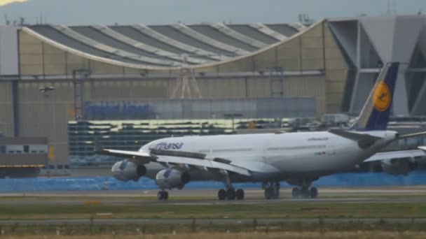 Airbus 340 lądowania we Frankfurcie — Wideo stockowe