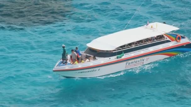 Motorbåt närmar sig stranden Similan-öarna — Stockvideo