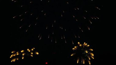 Akşamları yanıp sönen havai fişek