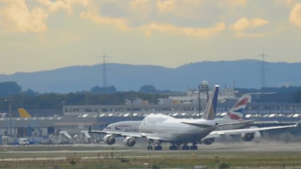 Boeing 747 ускоряется и взлетает из Франкфурта — стоковое видео