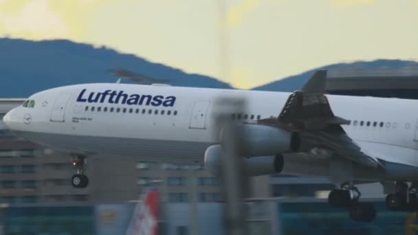 Airbus 340 landar i Frankfurt — Stockvideo