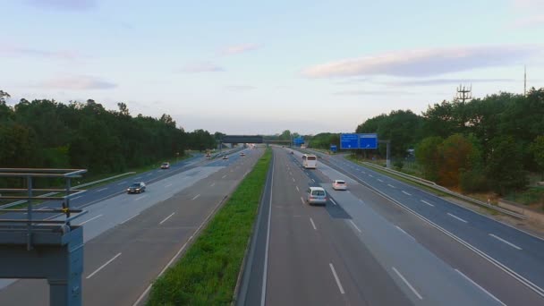 Autobahn de cuatro vías cerca del aeropuerto de Frankfurt — Vídeo de stock