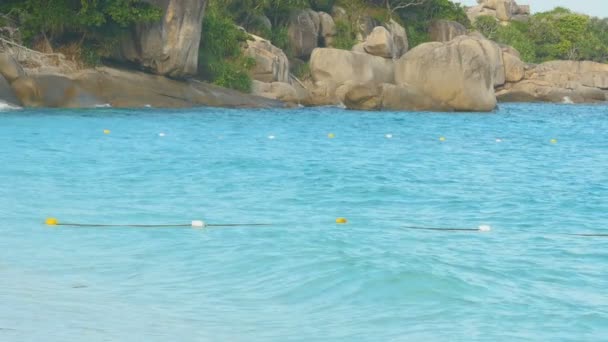 Azuurblauwe water Similan eilanden — Stockvideo