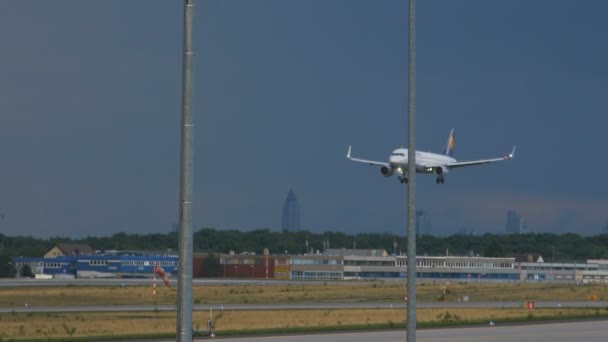 Aterragem de avião em Frankfurt — Vídeo de Stock