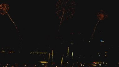 gece şehir üzerinde havai fişek