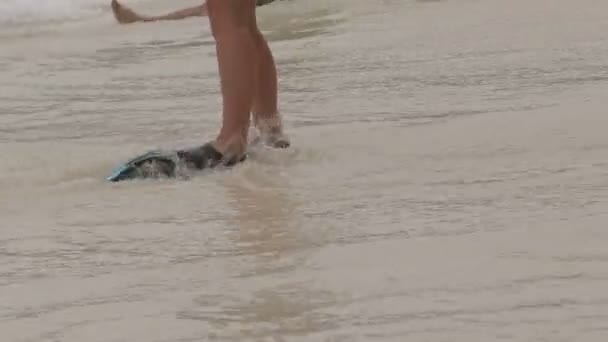 Zum ersten Mal Schwimmflossen anziehen — Stockvideo