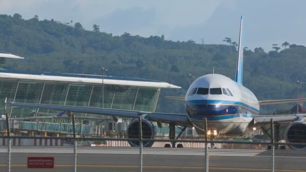 Flyet var taxiing til landingsbanen – Stock-video