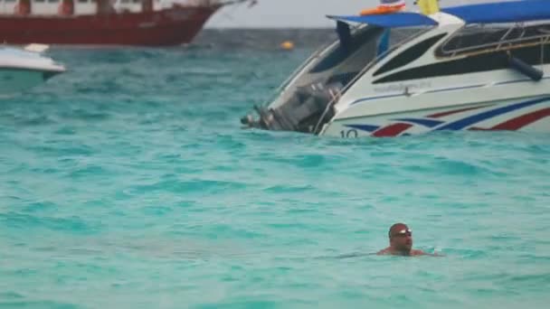 Людина плавання поблизу катері — стокове відео