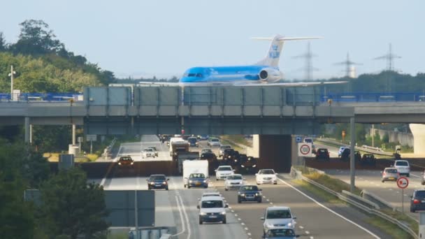 Letadlo nad dálnice — Stock video