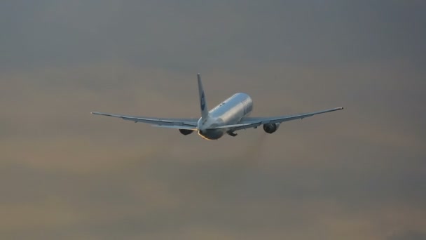 Взлет Azur Air Boeing 767 с Пхукета — стоковое видео