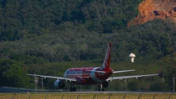 Самолет ускоряется на взлетно-посадочной полосе перед взлетом — стоковое видео