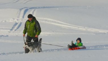 Bir kış parkta yürüyüş