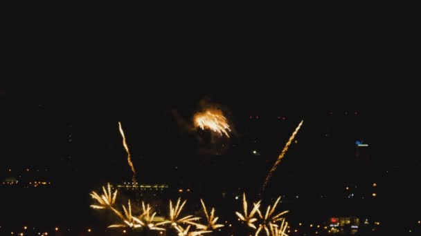 Feux d'artifice sur ville de nuit 