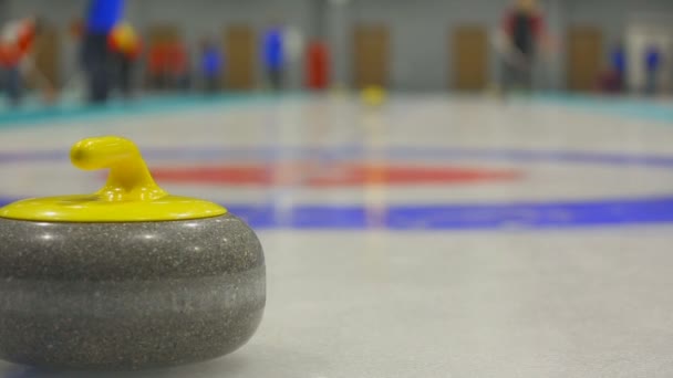 Gracz toczy kamień w Curlingu — Wideo stockowe