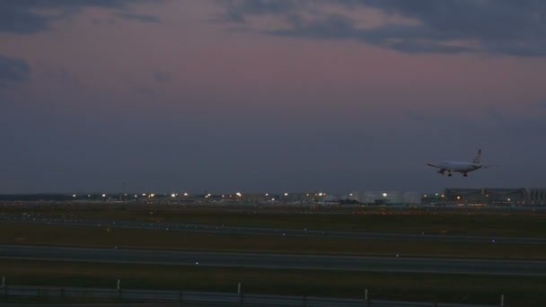 Airbus 320 landet am frühen Morgen — Stockvideo