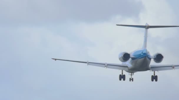 KLM Cityhopper Fokker 70 mendekati — Stok Video