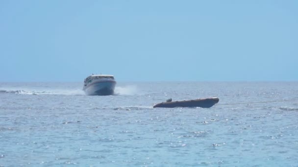 Toeristen komen op de Similan eilanden — Stockvideo