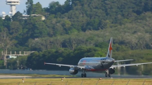 Flugzeug rollte auf Landebahn — Stockvideo