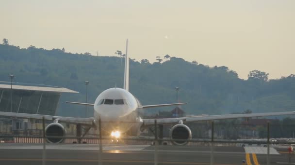 Flugzeug rollte auf Landebahn — Stockvideo