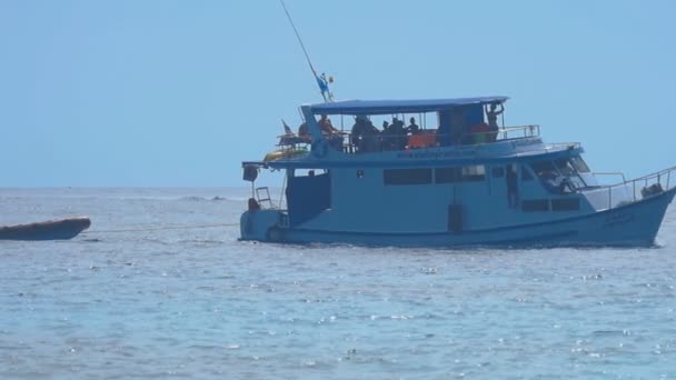 Turister kommer till Similan-öarna — Stockvideo