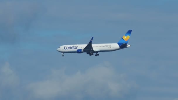 Flugzeug im Landeanflug — Stockvideo