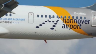 Uçak inmeden önce yaklaşıyor.