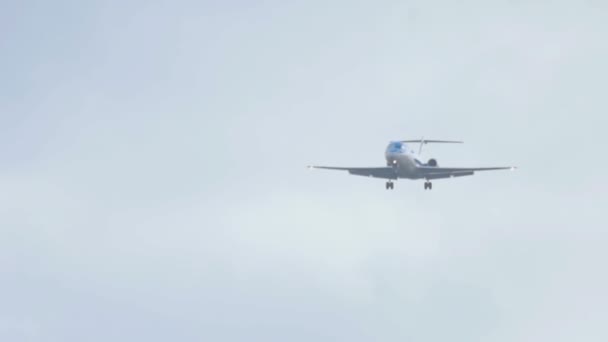 KLM Cityhopper 70 Fokker πλησιάζει — Αρχείο Βίντεο