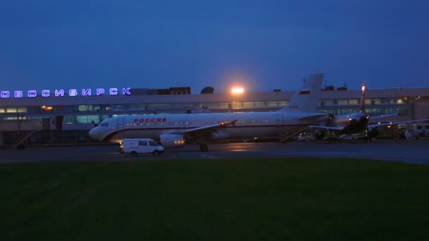 Flugzeug-Airbus 320 rollt am Morgen — Stockvideo