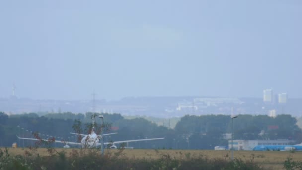 KLM Cityhopper Fokker 70 taxning — Stockvideo