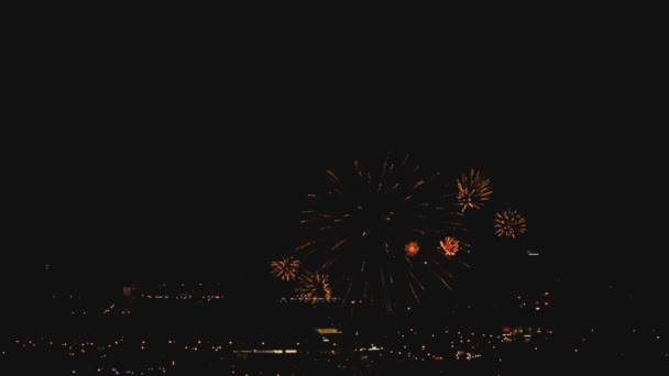 Feux d'artifice clignotant dans la soirée 