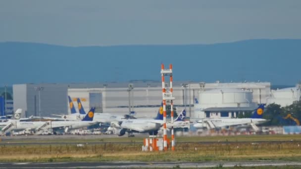 Airbus 320 despegue desde Frankfurt — Vídeos de Stock