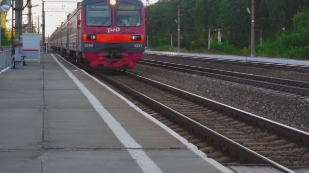 Suburban trein aankomen — Stockvideo