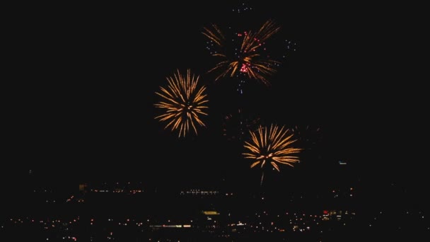 Feux d'artifice clignotant dans la soirée 