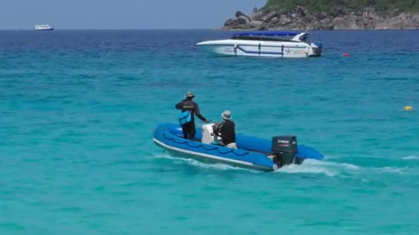 Buceadores en un bote de goma — Vídeos de Stock