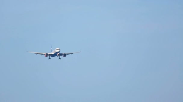 プーケット空港に近づいているボーイング 757 — ストック動画