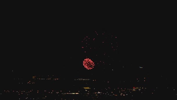 Feux d'artifice clignotant dans la soirée 