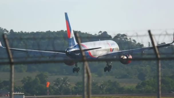Boeing 757 Phuket havaalanına iniş — Stok video