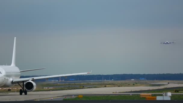 Vorfeldverkehr am Flughafen Frankfurt — Stockvideo