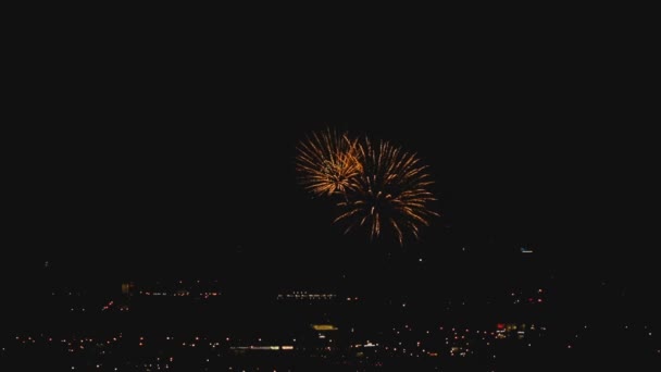 Feux d'artifice clignotant dans la soirée 