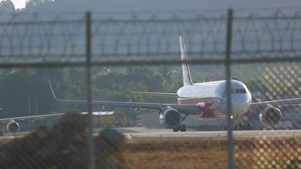 L'avion circulait sur la piste avant le décollage — Video