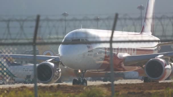 El avión rodaba en la pista antes del despegue. — Vídeos de Stock
