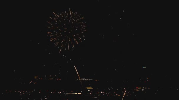 Feux d'artifice clignotant dans la soirée 