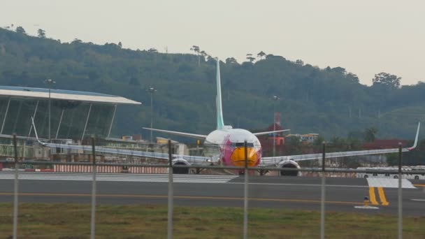 Letadlo bylo pojíždění na dráze před odletem — Stock video