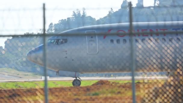 El avión iba en taxi a la pista. — Vídeos de Stock