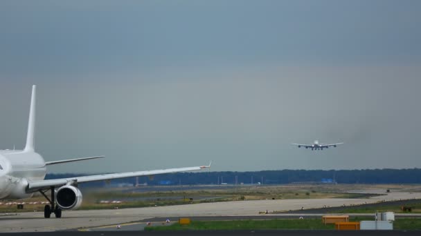 Verkeer in Frankfurt airport — Stockvideo