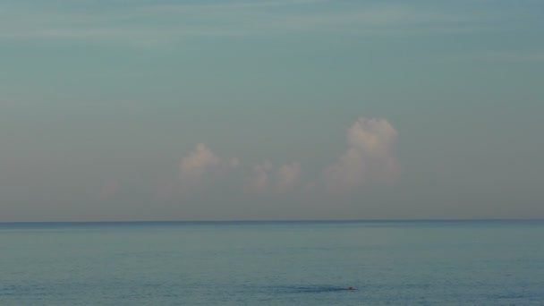 Um nadador solitário no oceano ao nascer do sol — Vídeo de Stock