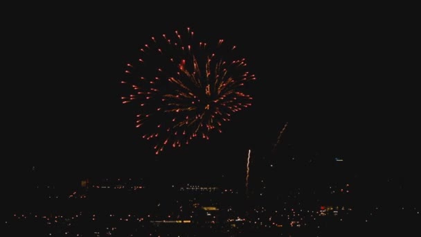 Feux d'artifice clignotant dans la soirée 