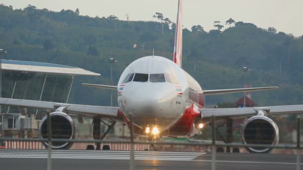 L'aereo era in taxi sulla pista prima del decollo — Video Stock